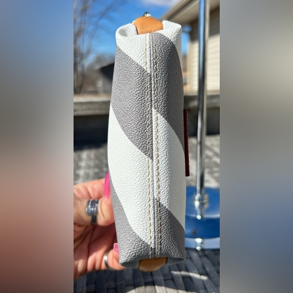 Dooney & Bourke Small Leather Zipper Travel Cosmetic Bag Pouch NWOT!​​ - Picture 4 of 7